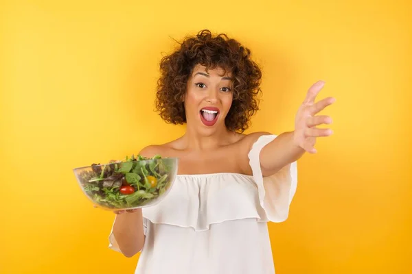 Belle Jeune Femmetenant Une Salade Habillée Décontractée Sur Fond Isolé — Photo