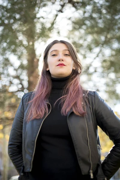 Parkta deri ceketli beyaz bir kadın vardı.  