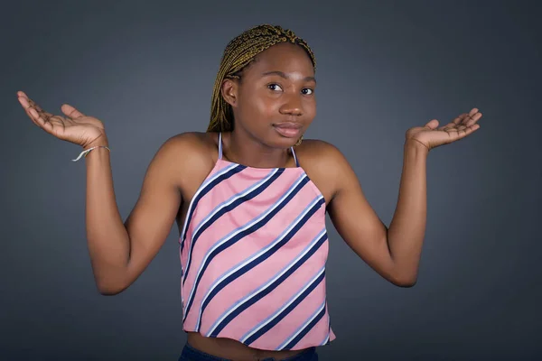 Verwirrte Und Ahnungslose Junge Afrikanisch Amerikanische Frau Mit Ausgestreckten Armen — Stockfoto