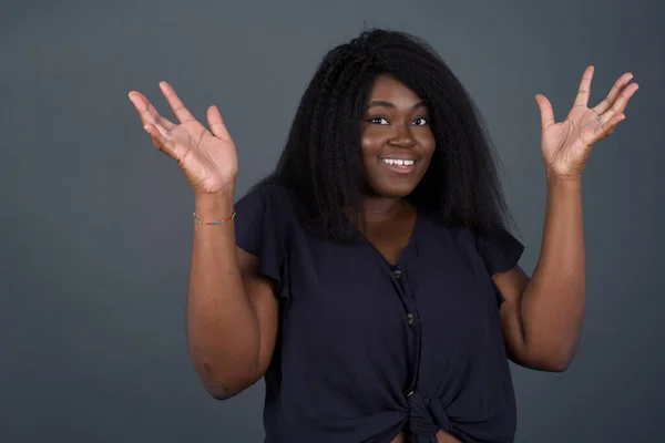 Fröhlich Aufgeregte Afroamerikanerin Jubelt Feiert Erfolg Schreit Mit Geballten Händen — Stockfoto