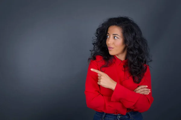 Hübsche Brünette Frau Mit Lockigem Haar Trägt Rotes Hemd Mit — Stockfoto