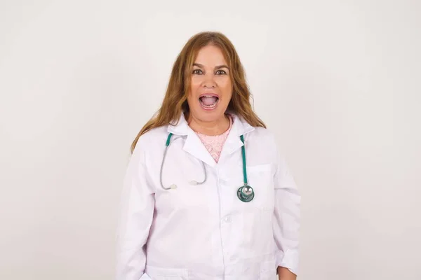 Emotivo Mulher Médica Branca Madura Vestindo Uniforme Médico Estar Feliz — Fotografia de Stock