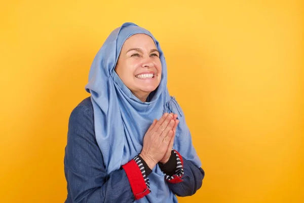 Muzułmanka Średnim Wieku Hidżabie Stojąca Pod Żółtą Ścianą Szczęśliwa Uśmiechnięta — Zdjęcie stockowe