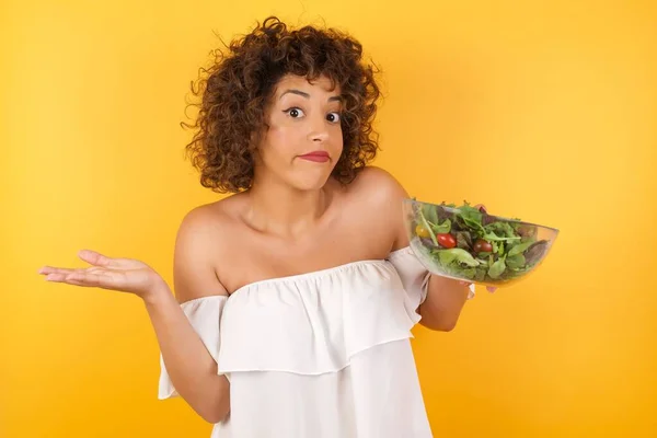 Donna Araba Sconcertata Senza Indizi Con Insalata Braccia Aperte Che — Foto Stock