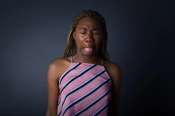 Kızgın Tatminsiz Genç Afro Amerikan Kadının Iğrenç Bir Ifadesi Var — Stok fotoğraf