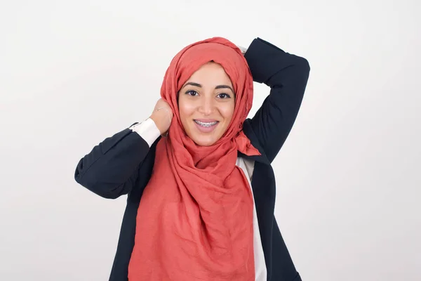 Förtroende Och Kokett Koncept Porträtt Vacker Muslimsk Kvinna Bär Svart — Stockfoto