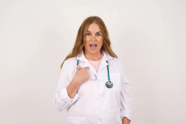 Surpreendido Bela Mulher Médica Branca Madura Vestindo Uniforme Médico Estar — Fotografia de Stock