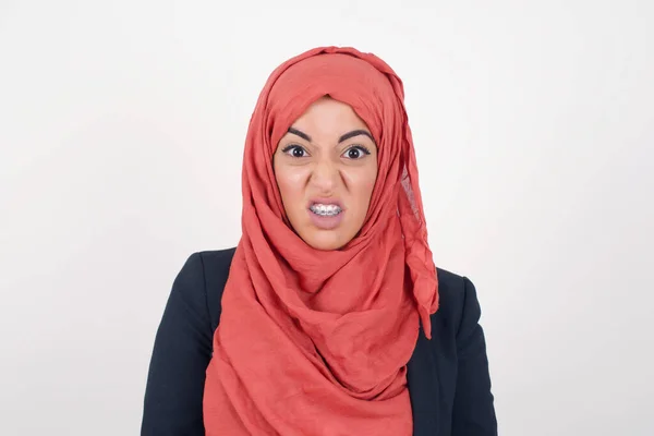 Galna Galen Vacker Muslimsk Kvinna Bär Svart Blazer Och Hijab — Stockfoto