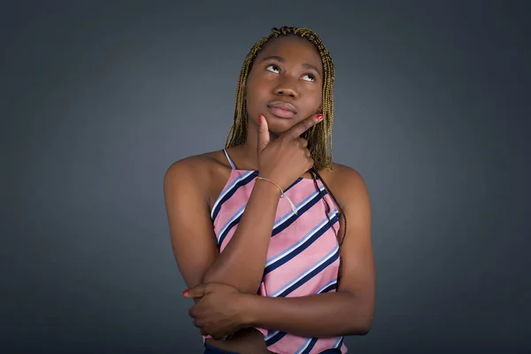 Düşünceli Genç Afro Amerikan Kadının Portresi Elini Çenesinin Altında Tutuyor — Stok fotoğraf