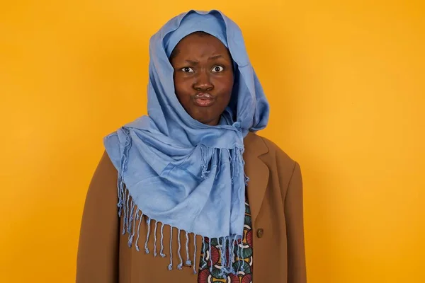 Femme Musulmane Afro Américaine Vêtements Décontractés Exprimant Dégoût Réticence Aversion — Photo