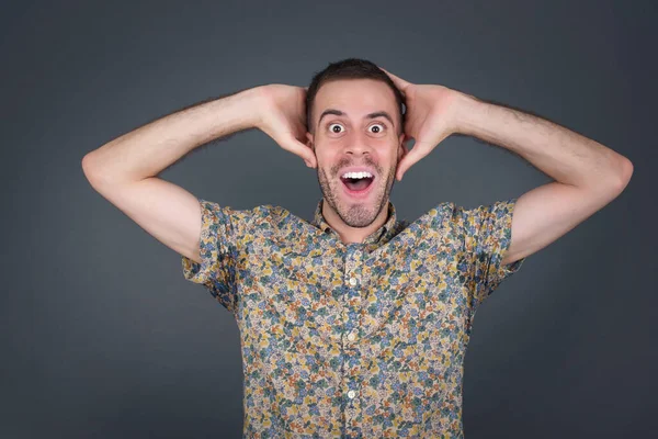 Sevinçten havalara uçmuş adam iyi haberler aldıktan sonra çığlık atıyor, ellerini başının üstüne koyuyor, inanamıyorum..