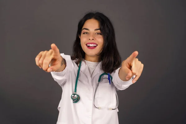 Retrato Close Uma Jovem Médica Surpresa Apontando Com Dois Dedos — Fotografia de Stock