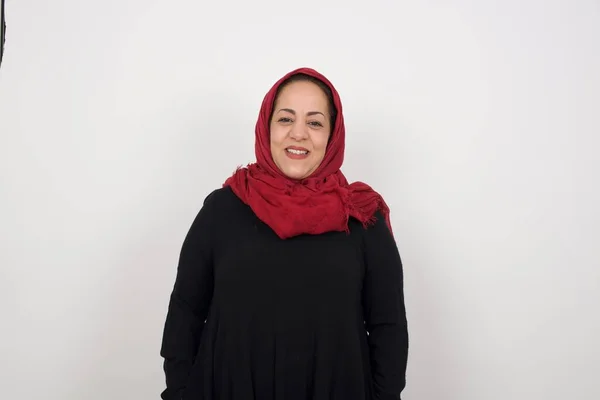 Retrato Encantadora Mulher Muçulmana Madura Bem Sucedida Sorrindo Amplamente Com — Fotografia de Stock