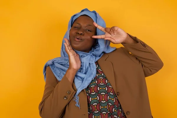 Freizeitgestaltung Afroamerikanisch Muslimische Frauen Zelebrieren Kokette Flirt Konzepte Schöne Ziemlich — Stockfoto
