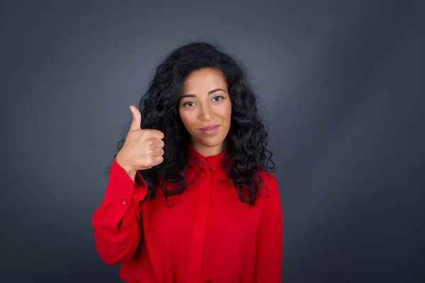 Retrato Una Feliz Mujer Morena Sonriente Con Pelo Rizado Con — Foto de Stock