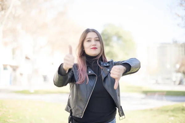 Parkta Baş Parmağı Havada Baş Parmağı Aşağıda Genç Güzel Bir — Stok fotoğraf