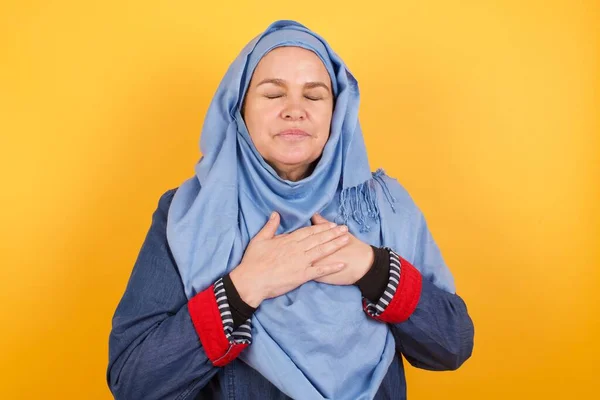 Mulher Muçulmana Meia Idade Fiel Hijab Fecha Olhos Mantém Mãos — Fotografia de Stock