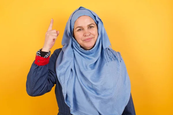 Middle Aged Muslim Woman Hijab Standing Wall Showing Pointing Fingers — Stock Photo, Image