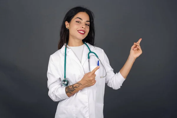 Olumlu Ifadeli Tıbbi Üniforma Giyen Güzel Bir Doktor Kadın Promosyon — Stok fotoğraf