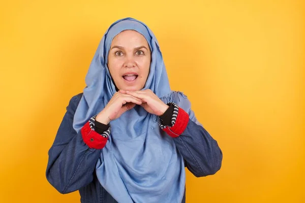 Αρκετά Έκπληκτη Μεσήλικη Μουσουλμάνα Γυναίκα Μαντίλα Τριγυρνάει Στο Στούντιο — Φωτογραφία Αρχείου