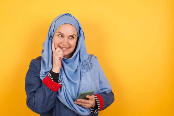 Imagen Una Mujer Musulmana Mediana Edad Soñando Con Pensamiento Hiyab — Foto de Stock