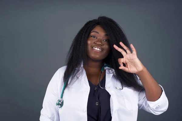 Felice Donna Afroamericana Medico Mostra Segno Con Mano Come Esprime — Foto Stock