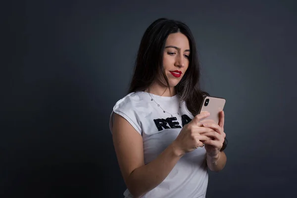 Schöne Frau Mit Smartphone Vor Grauem Hintergrund — Stockfoto