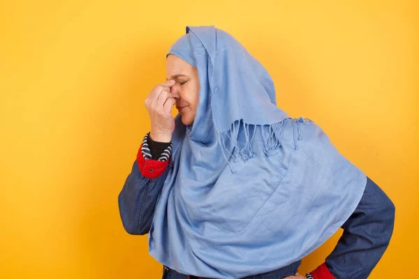 非常に動揺し 魅力的で素敵な中年のイスラム教徒の女性は 閉じた目の間の鼻に触れ 泣きたい ストレスの多い関係を持っている 疲れている 仕事に問題を抱えている — ストック写真