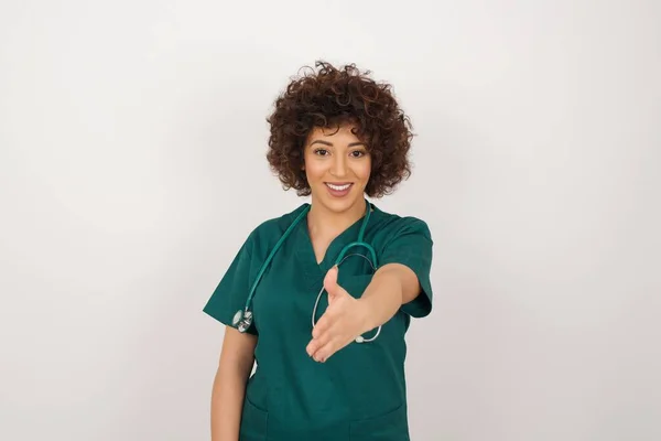 Ung Vacker Läkare Kvinna Bär Grön Medicinsk Uniform Över Isolerad — Stockfoto
