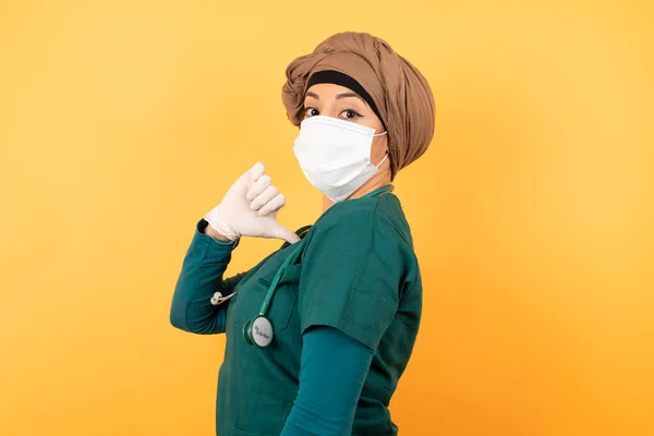 Gros Plan Joyeux Beau Médecin Femme Dans Masque Facial Semble — Photo