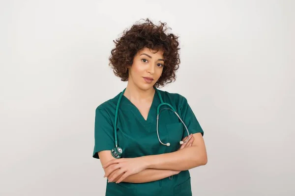 Midjan Upp Skott Vackra Arabiska Läkare Kvinna Bär Medicinsk Uniform — Stockfoto