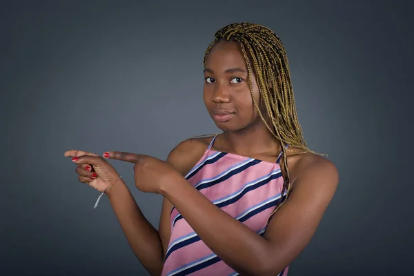 Positive Junge Afroamerikanerin Zeigt Mit Den Fingern Zur Seite Während — Stockfoto
