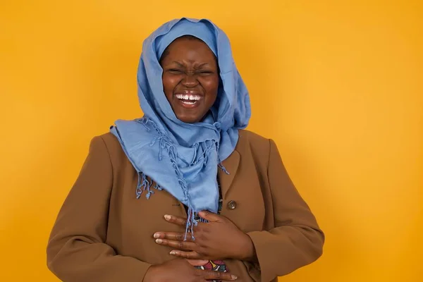 Joyeuse Femme Musulmane Afro Américaine Garde Les Mains Croisées Rit — Photo