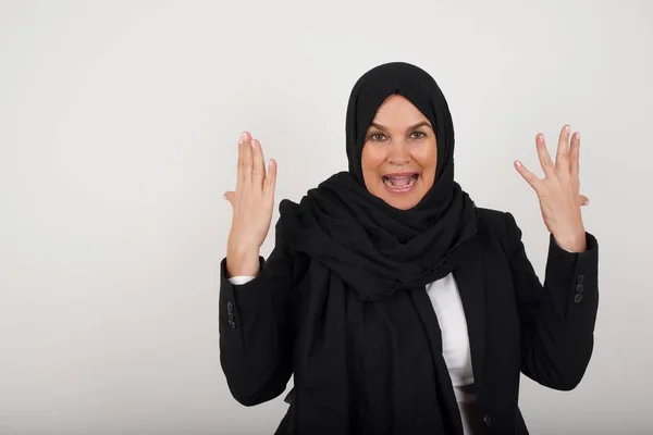 達成の概念 ブラックヒジャーブ応援で楽しい興奮ラッキーイスラム教徒の女性 成功を祝い クレンジングされた拳でイエスを叫びます — ストック写真