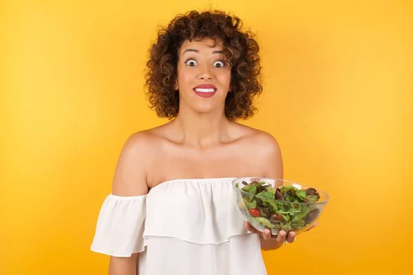 Junge Arabische Frau Mit Salat Mit Breitem Weißen Lächeln Freut — Stockfoto