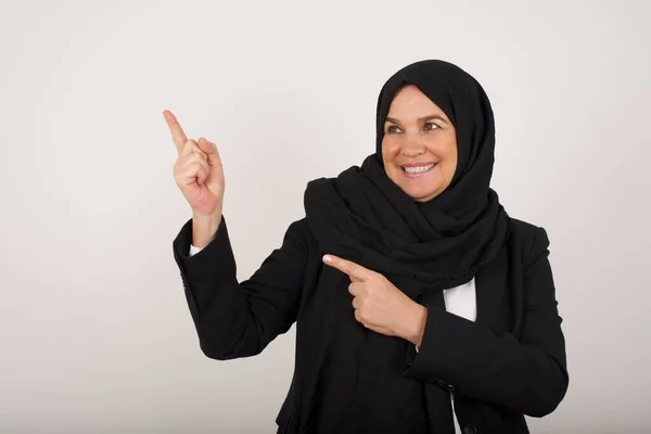 Mulher Muçulmana Muito Jovem Hijab Preto Com Expressão Positiva Vestida — Fotografia de Stock