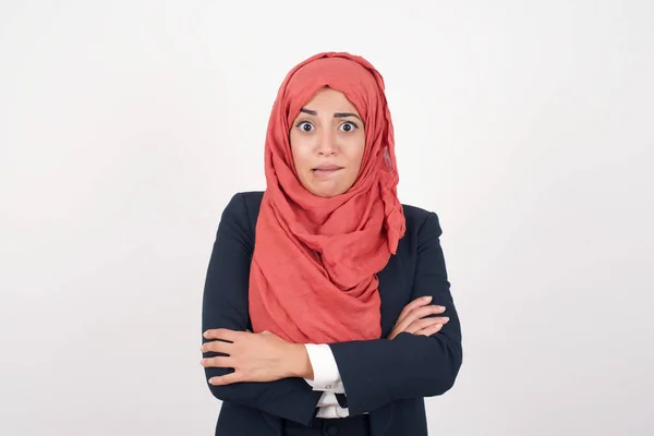 Vereinzelte Porträt Der Schönen Muslimischen Frau Trägt Schwarzen Blazer Und — Stockfoto