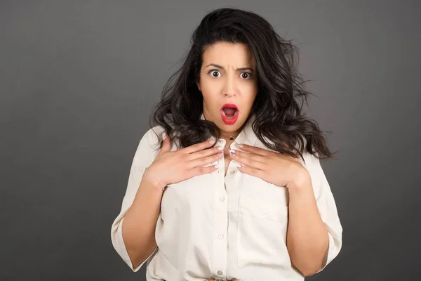 Hermosa Mujer Morena Vestida Casualmente Confundida Contra Fondo Gris — Foto de Stock