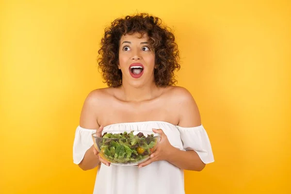 Menschen Und Plötzliches Reaktionskonzept Überraschte Schöne Arabische Frau Mit Salat — Stockfoto