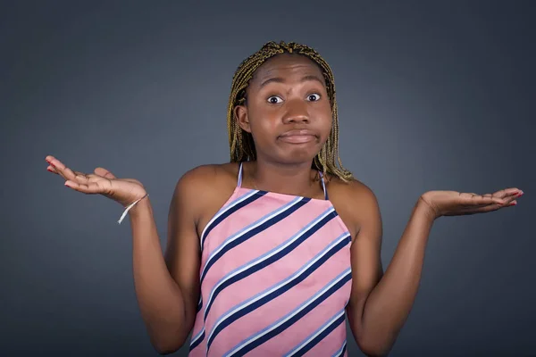 Şüpheci Genç Afrikalı Amerikalı Kadın Şaşkınlık Içinde Omuz Silkiyor Kararlarını — Stok fotoğraf