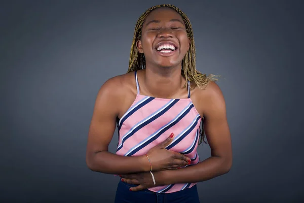 Neşeli Afro Amerikalı Bir Kadın Ellerini Çapraz Yapar Güzel Şakalara — Stok fotoğraf