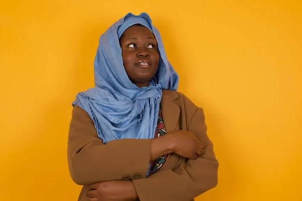 Image Jolie Jeune Femme Musulmane Afro Américaine Bouleversée Debout Intérieur — Photo