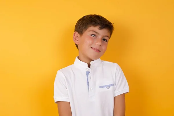 Lindo Chico Sonriendo Contra Pared Amarilla —  Fotos de Stock