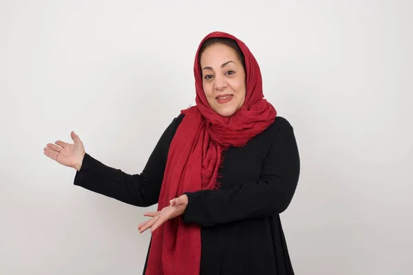 Müslüman Olgun Bir Kadın Soyutlanmış Arka Planda Gülümseyerek Içeri Girmeye — Stok fotoğraf