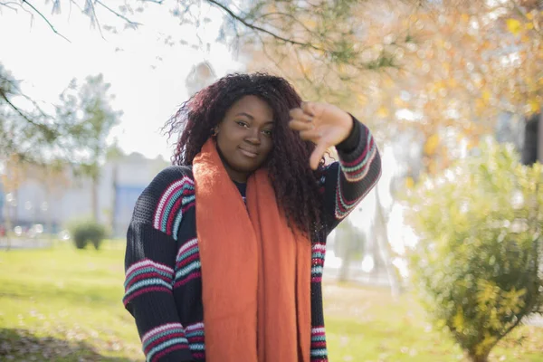 Mooie Afro Amerikaanse Vrouw Met Lang Haar Dragen Kleurrijke Trui — Stockfoto