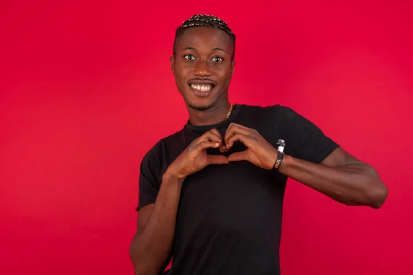 Hombre Afroamericano Sobre Fondo Aislado Sonriendo Amor Mostrando Símbolo Del — Foto de Stock