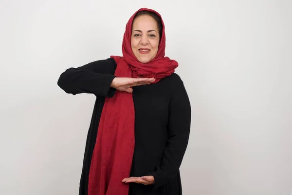 Olgun Müslüman Kadın Izole Edilmiş Arka Planda Ellerinde Büyük Büyük — Stok fotoğraf