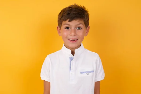 Menino Bonito Feliz Contra Parede Amarela — Fotografia de Stock