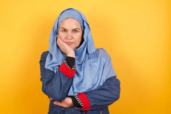 Smutný Středního Věku Muslim Žena Hidžábu Vzdychání Rozrušený Shrbený Pohled — Stock fotografie