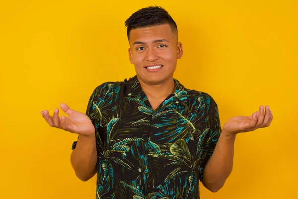 Güzel İspanyol bir adamın portresi belirsiz görünüyor. Soru umutsuz romantizmimizi rahatsız ediyor..